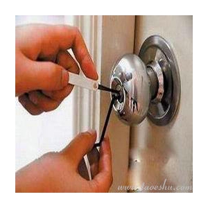 一字双头咔吧锁里面插有钥匙的开启方法